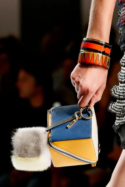 Look 16